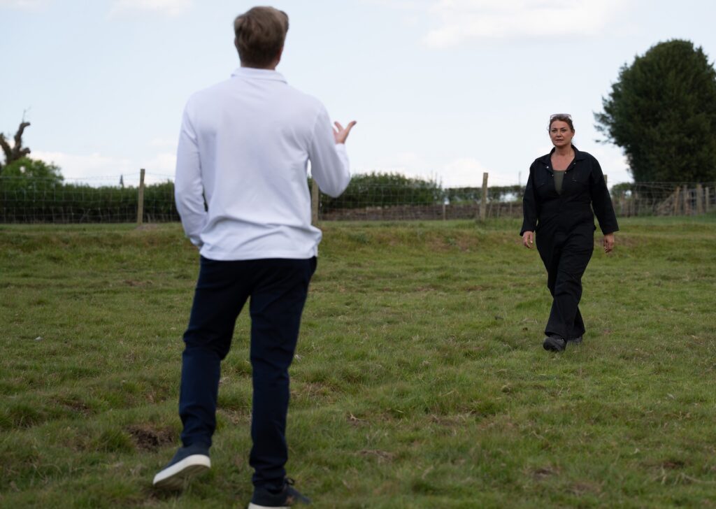 Moira approaches Robert for a chat in Emmerdale