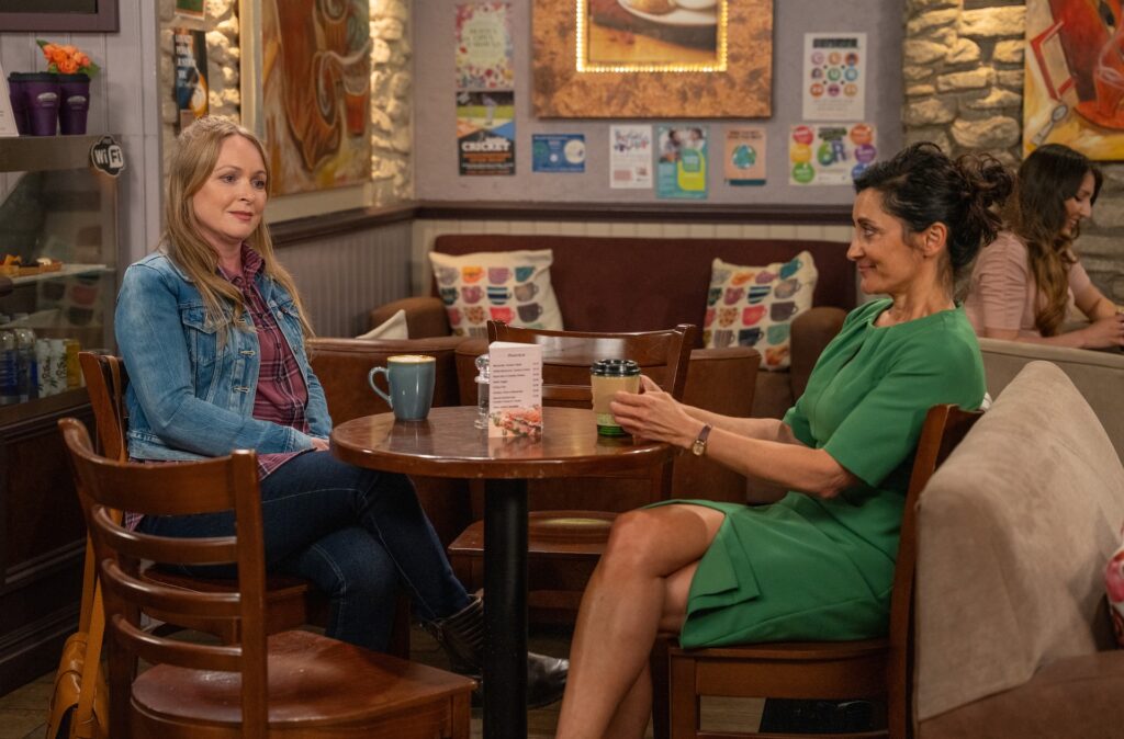 Manpreet and Vanessa chat in Emmerdale 