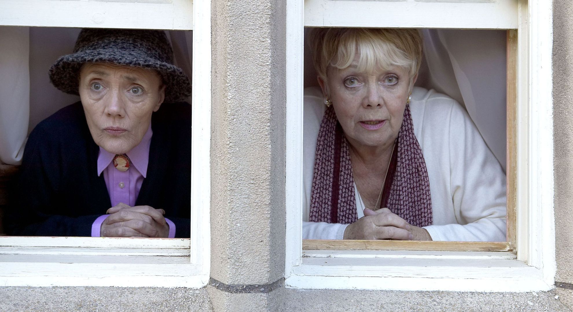 Pearl and Edna barricade themselves in the cottage