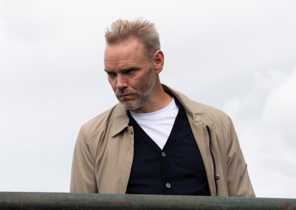 Ray looks menacing in Emmerdale