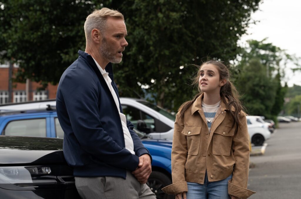 April pleads with Ray in Emmerdale