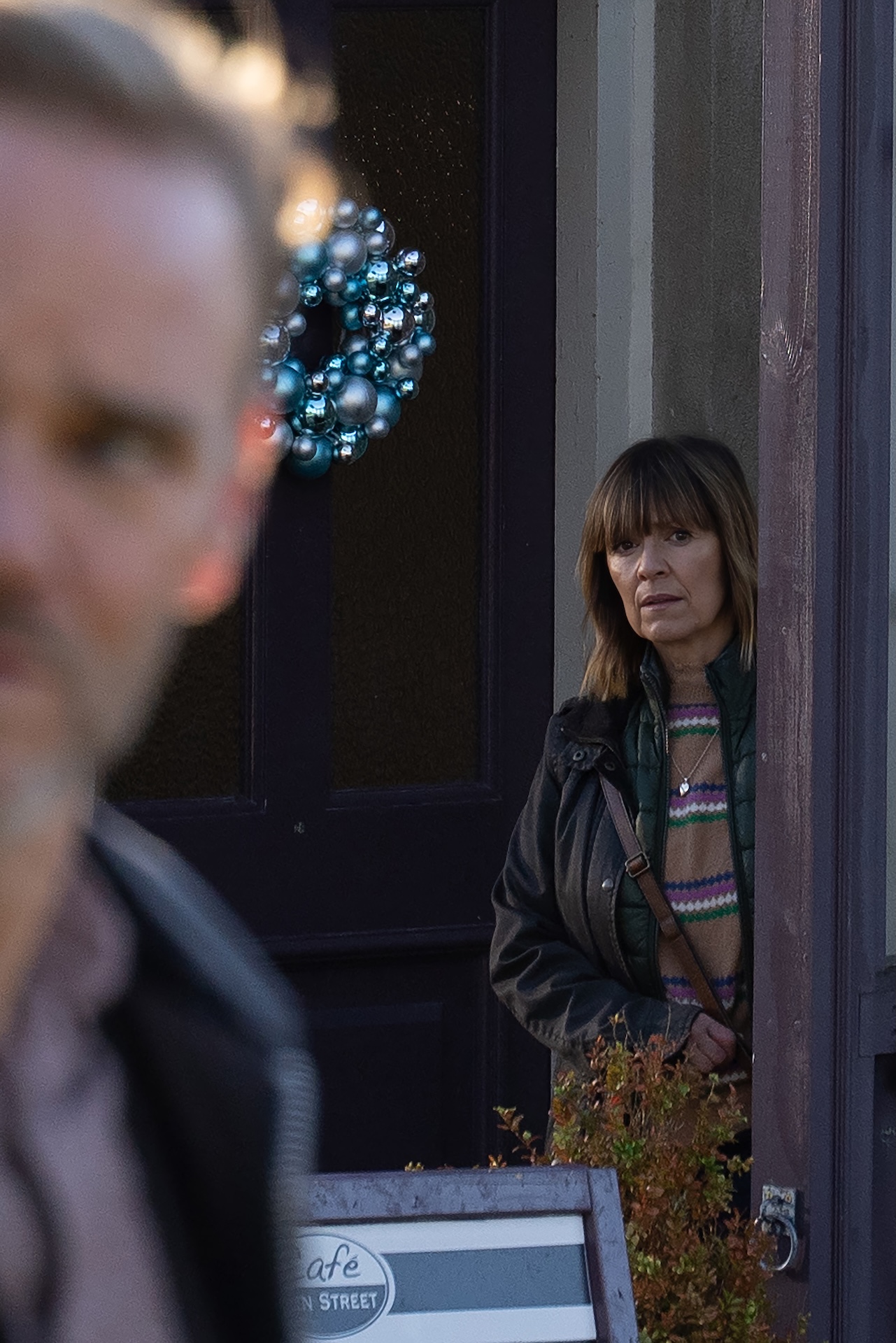Rhona worries when she spots angry Ray (Credit: ITV)