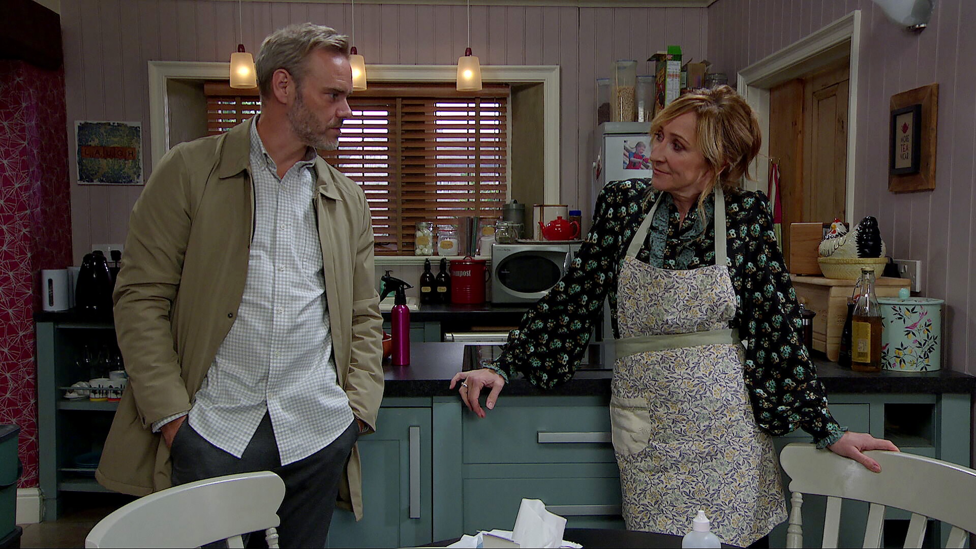 Ray and Laurel chat in her kitchen in Emmerdale