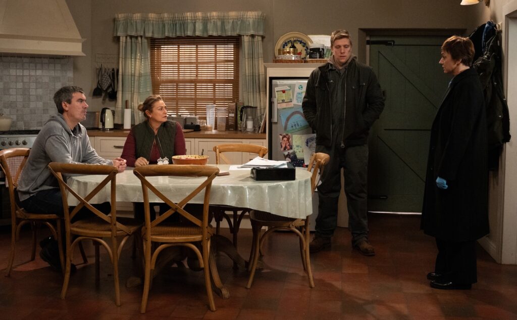 Cain and Moira talk to the police at the farm