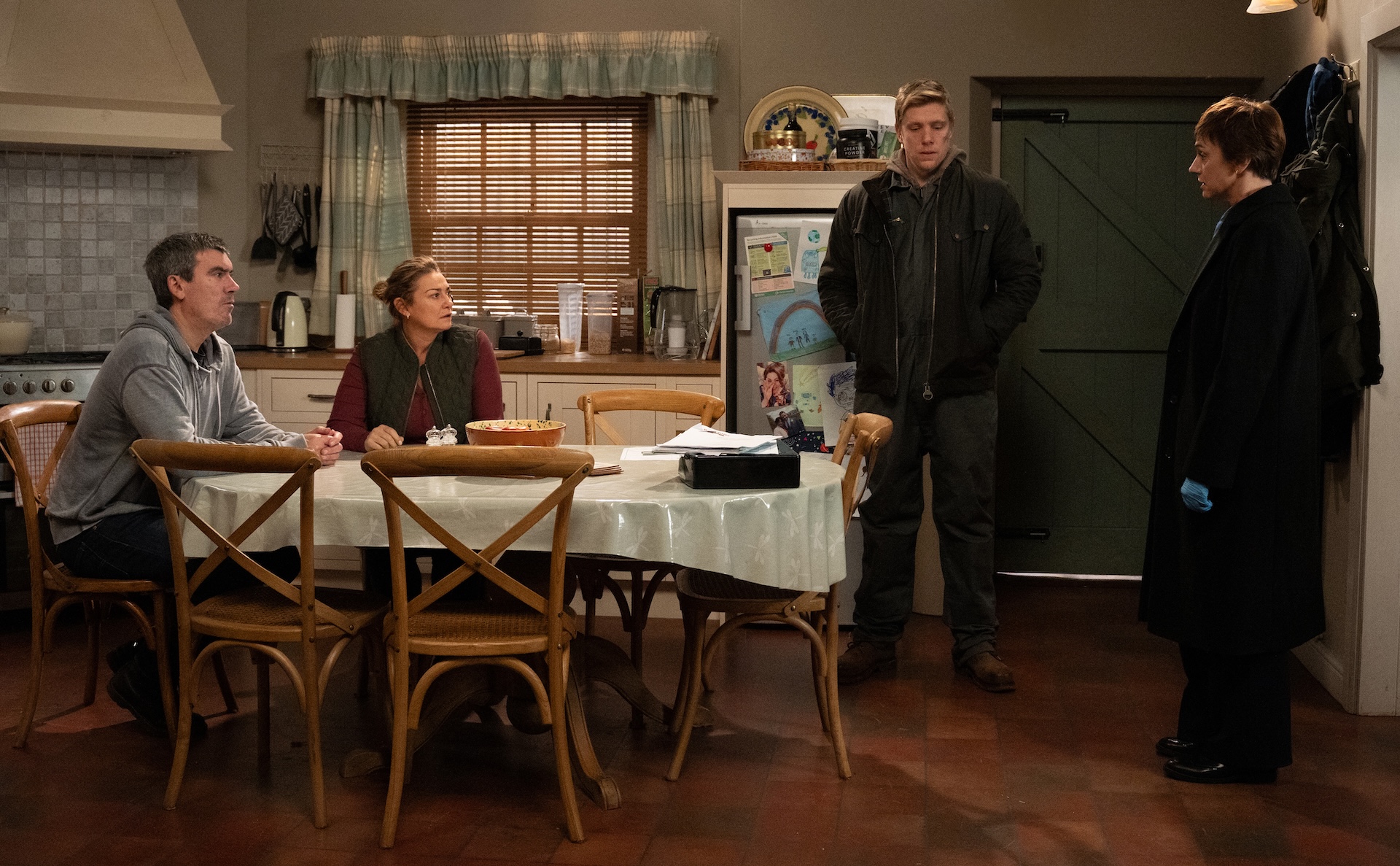 Cain and Moira talk to the police at the farm