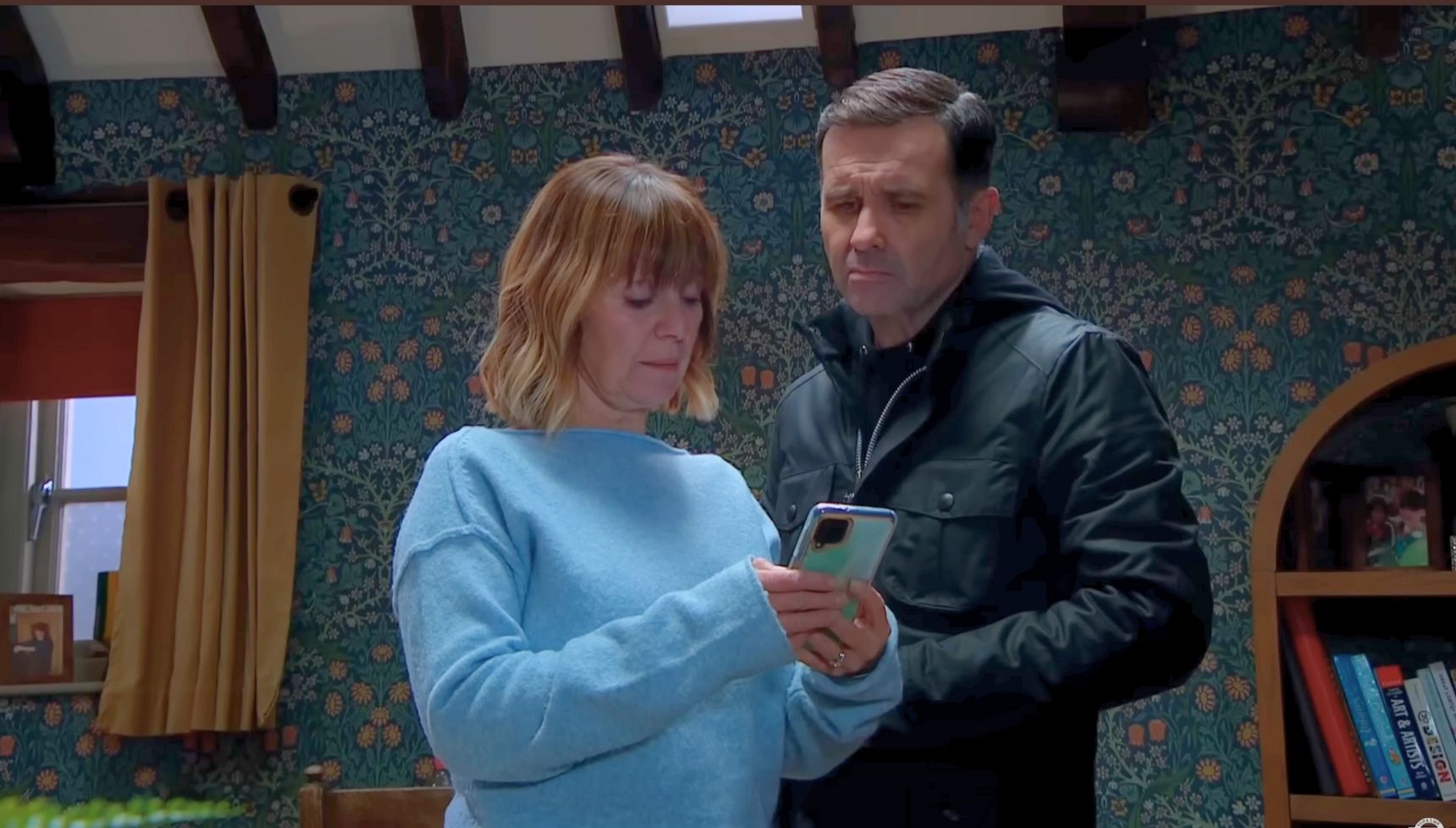 Graham is back for Rhona (Credit: ITV)