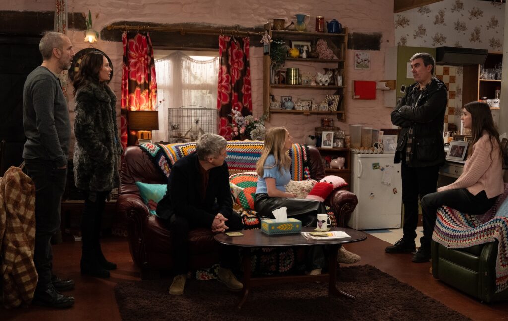 The Dingle family vow to support Cain (Credit: ITV)