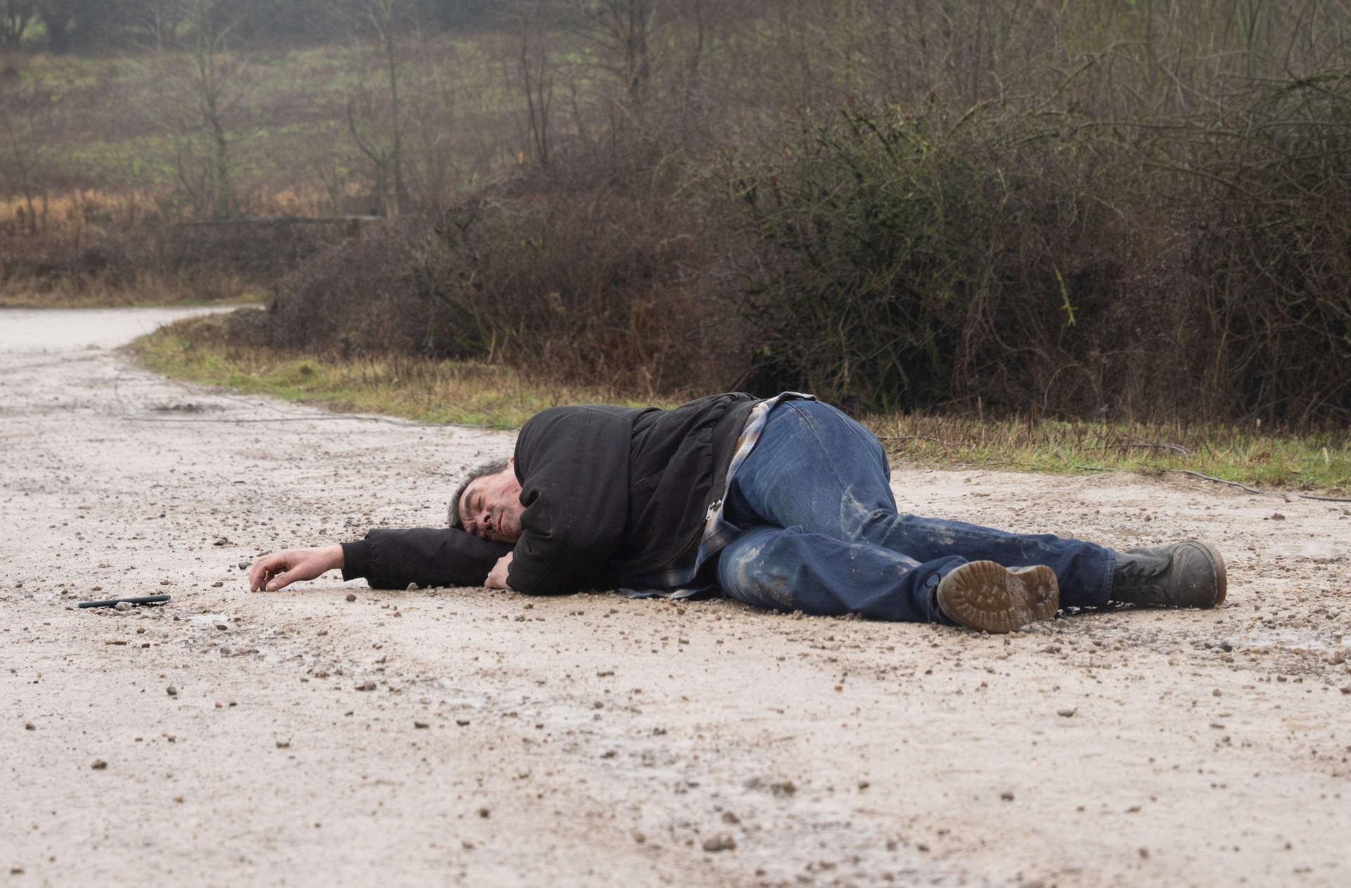 Kyle finds Cain in a bad way in Emmerdale spoilers (Credit: ITV)