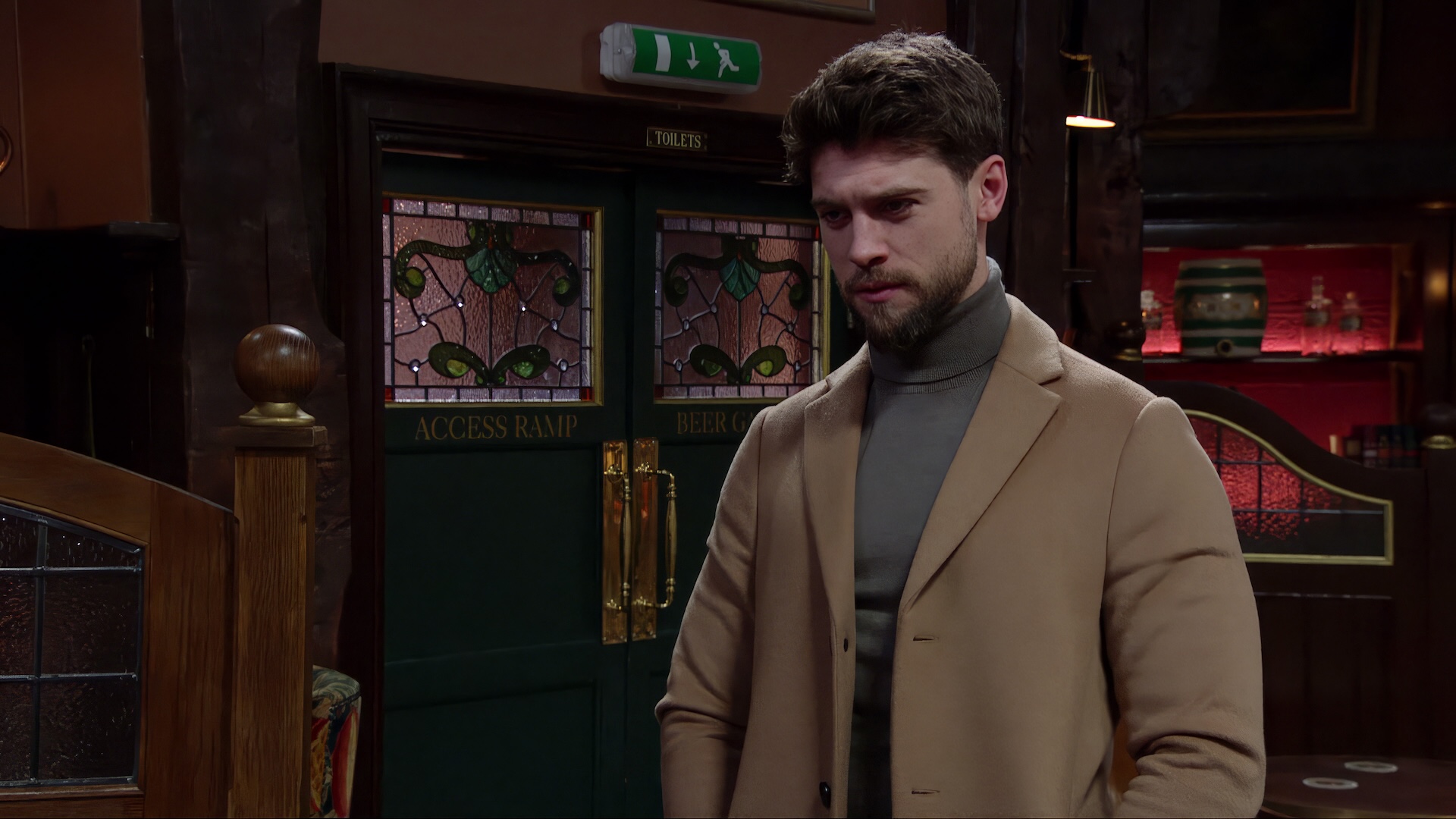 Joe speaks to the Dingles in the pub