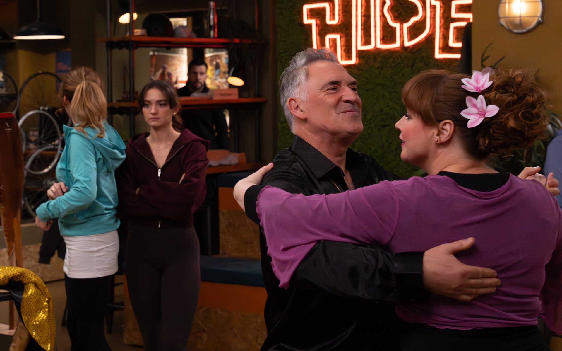 Bob and Lydia dance while Laurel spots Ross (Credit: ITV)
