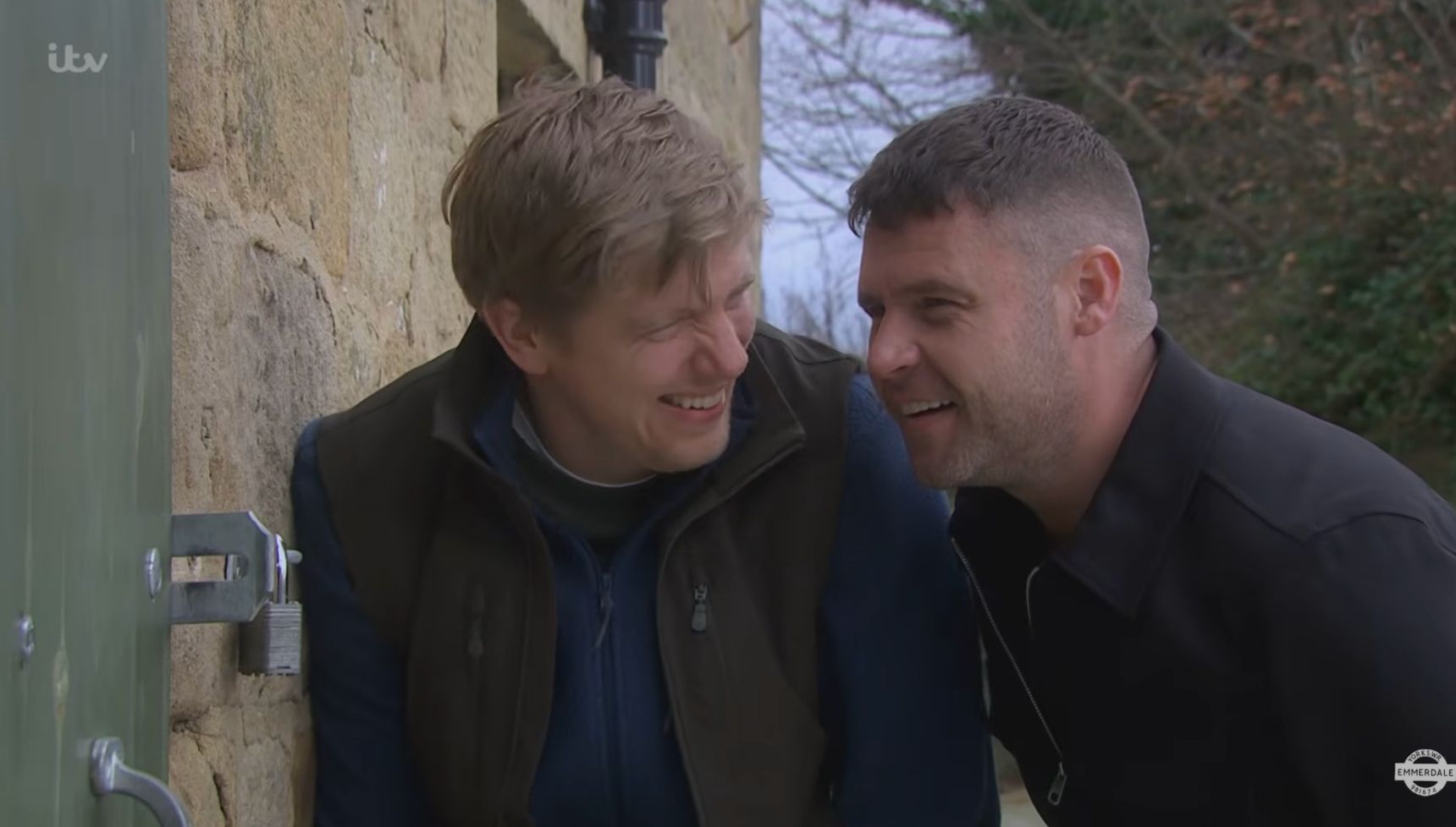 Robert and Aaron were laughing their heads off in Emmerdale tonight (Credit: ITV)